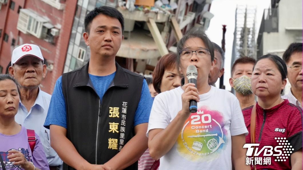 天王星管委會主委攜眾住戶澄清。(圖/區國強攝)