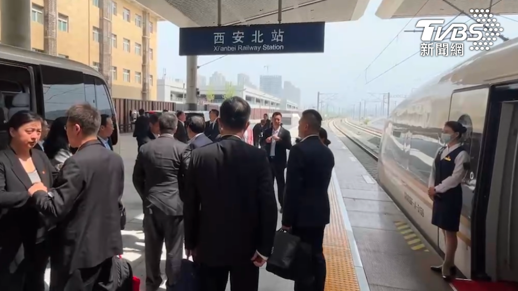 馬英九搭高鐵前往北京,坐車直接開進月台層。(圖/TVBS)