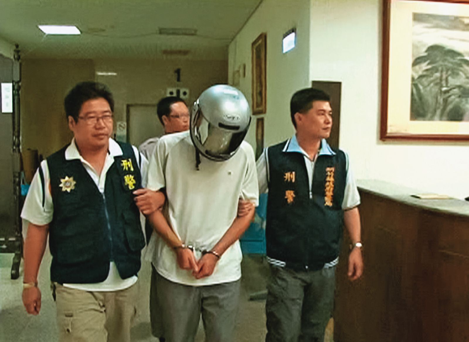 鍾男(中)到案供稱,是因不滿胡男糾纏自己「女友」搞不倫,才計畫動手教訓他。(圖/東森新聞提供)
