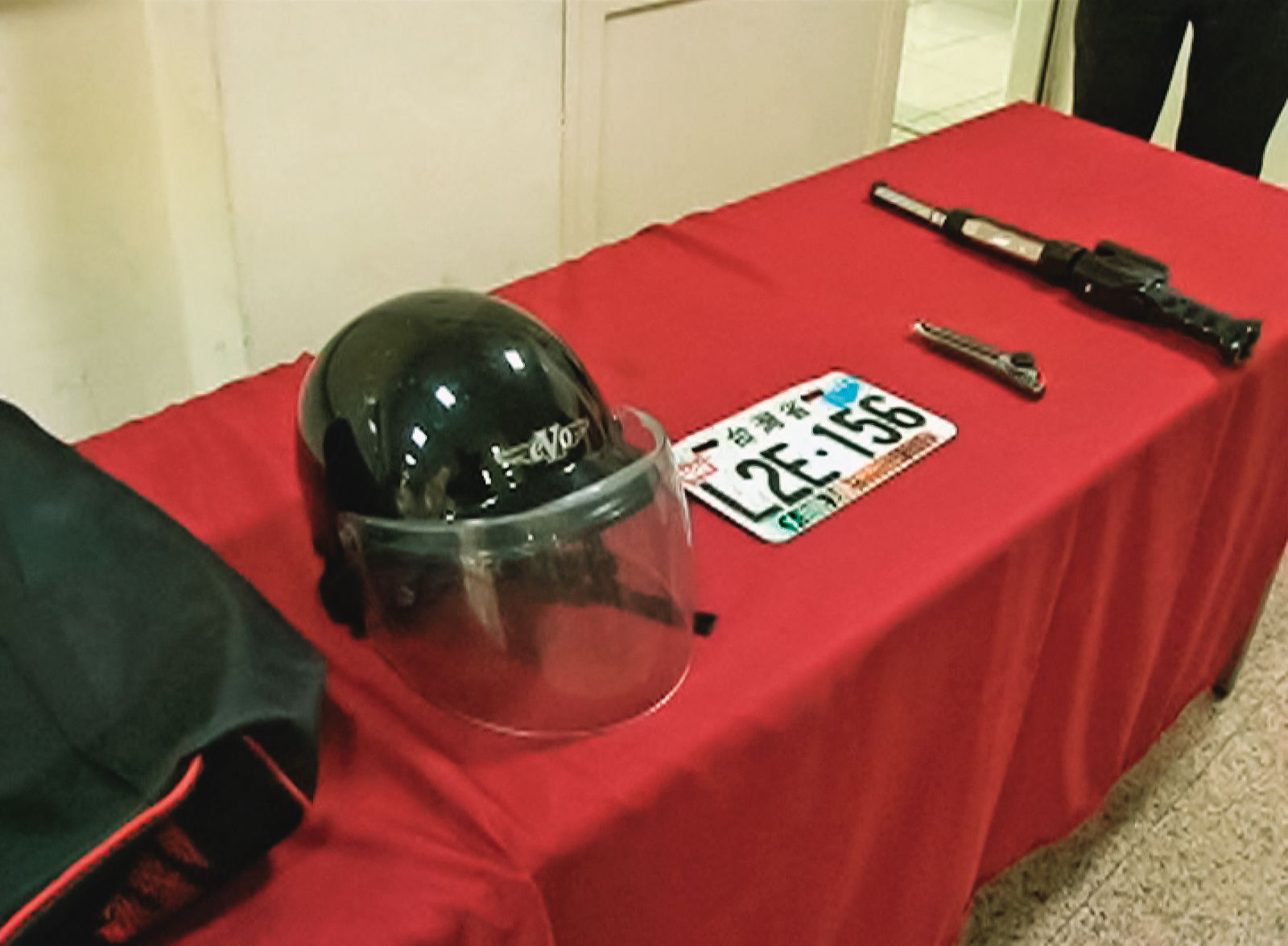 警方在鍾男家中搜出安全帽、美工刀等做案工具,讓他只能坦承犯案。(圖/東森新聞提供)