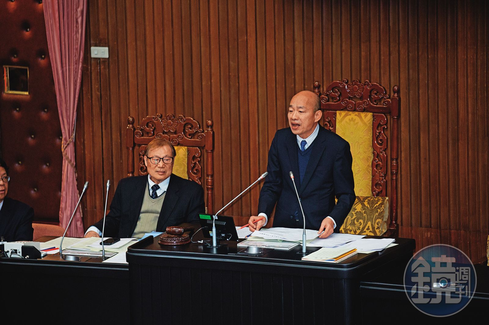 為快速熟悉議事流程，韓國瑜（右）至今只讓副院長代打過一次院會主持。左為立法院祕書長周萬來。（圖／鏡週刊）