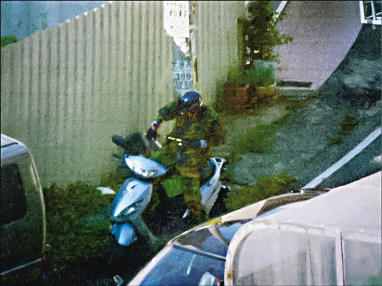 警方透過現場照片循線追查迷彩男的逃逸動向,進而鎖定鍾男。(圖/翻攝畫面)