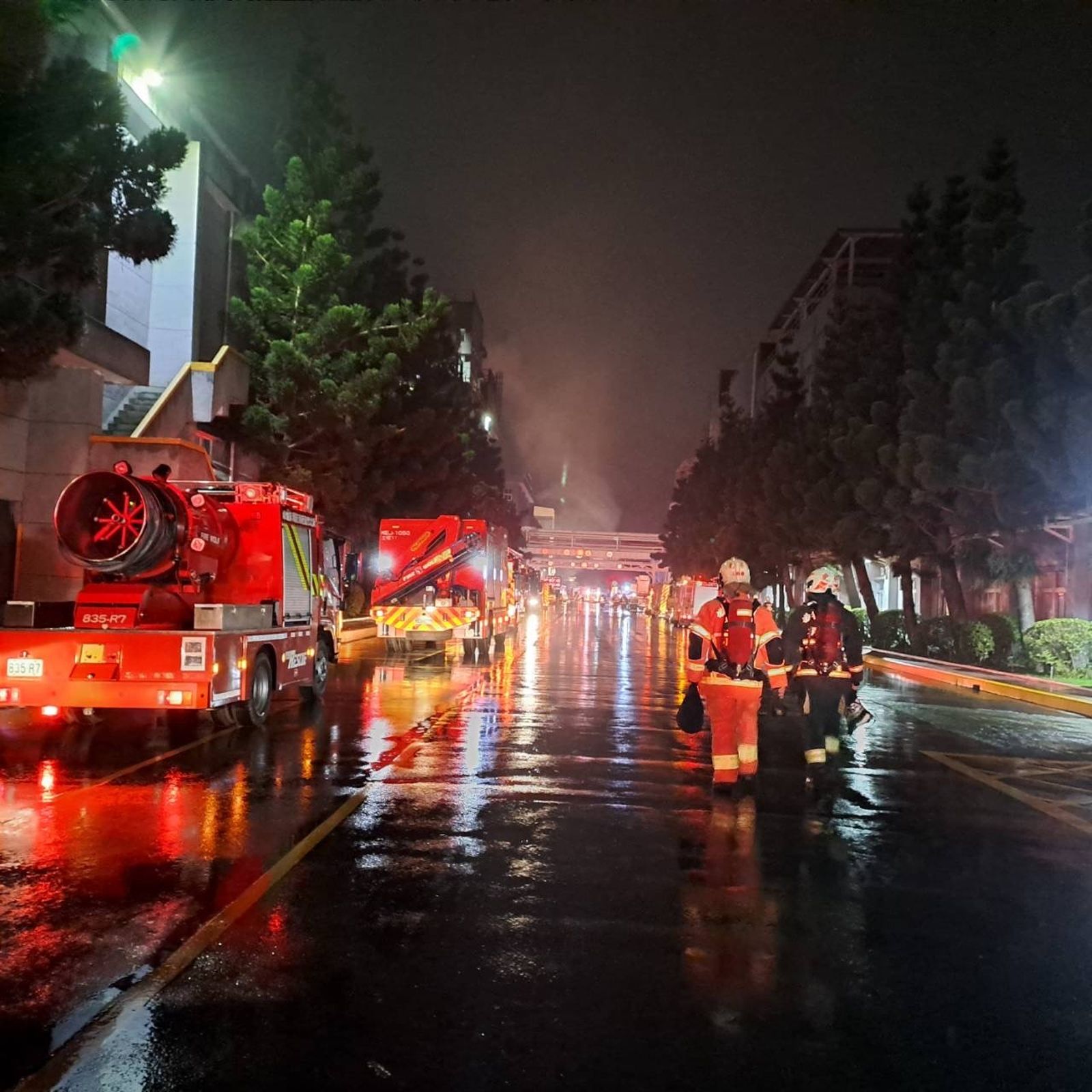南亞塑膠廠大火雖已撲滅,但異味今天影響範圍恐包含林口、泰山、新莊、樹林、板橋、土城等6區域。(圖/新北市府提供)