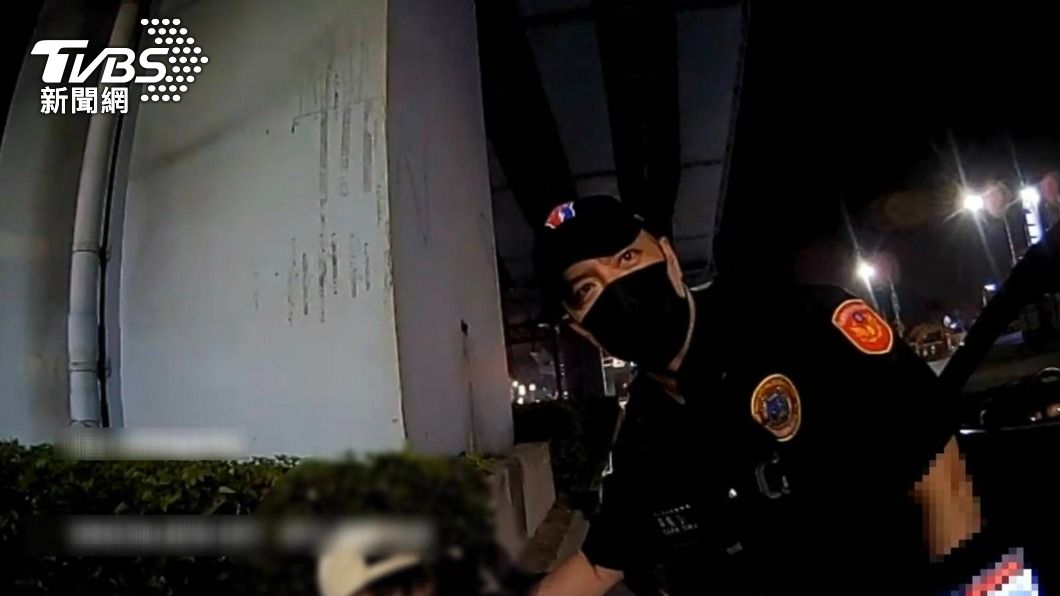 陳姓通緝犯身分曝光,當場被上銬逮捕。(圖/TVBS)