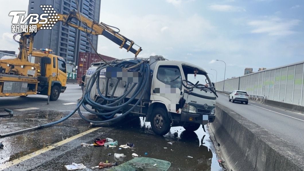 快訊/國1九如段水肥車翻覆「流滿地」 臭氣沖天車流回堵5km