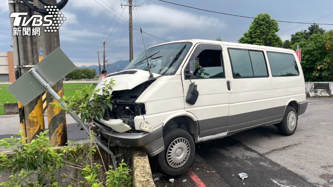 宜蘭無號誌路口車禍!廂型車「引擎蓋全毀」 學生加駕駛9人傷