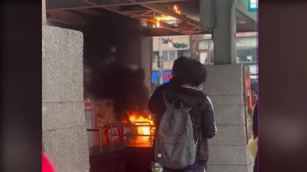 驚險!等公車等一半 「公車亭」突然起火