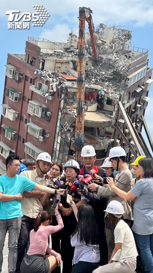 花蓮縣長徐榛蔚說明天王星大樓拆除困難。（圖／區國強攝）