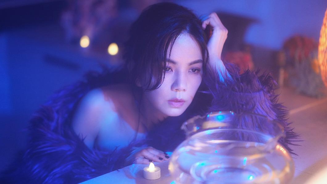 Ella在MV化身為善良的烏蘇拉。(圖/勁樺娛樂提供)