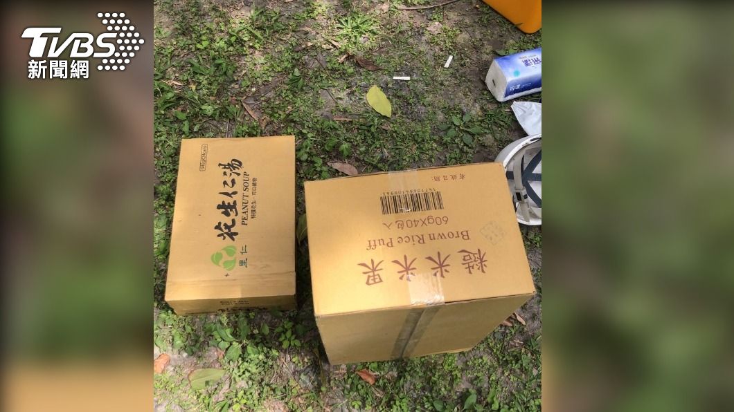 陳姓司機將食物分給受困民眾。(圖/TVBS)