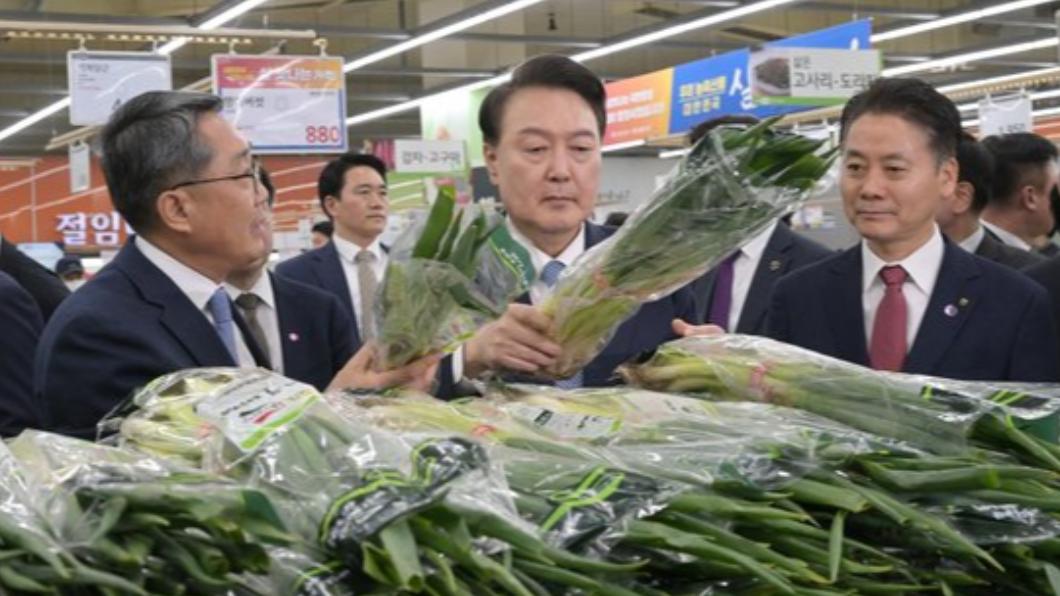 尹錫悅訪問首爾生鮮超市。(圖/翻攝自 X)