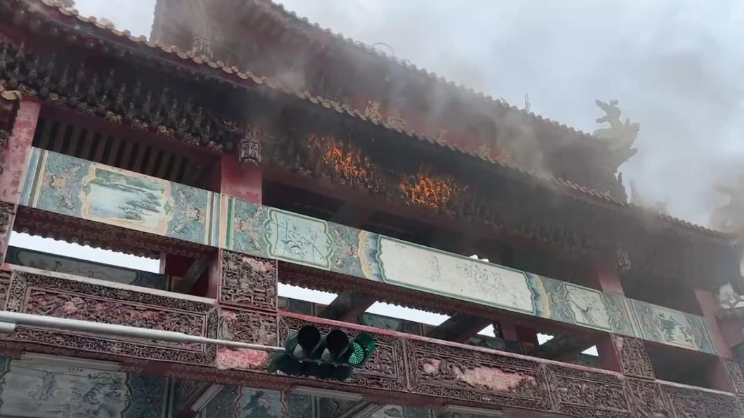 消防抵達後立即前往撲滅火勢。(圖/翻攝自臉書)