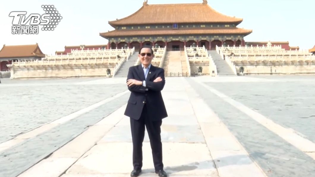 馬英九參訪北京故宮博物院,還開心合照。(圖/TVBS)