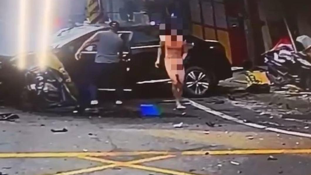 有片/高雄裸男自撞電杆!下車急遮鳥逃入屋內 阿嬤尖叫:你怎麼沒穿