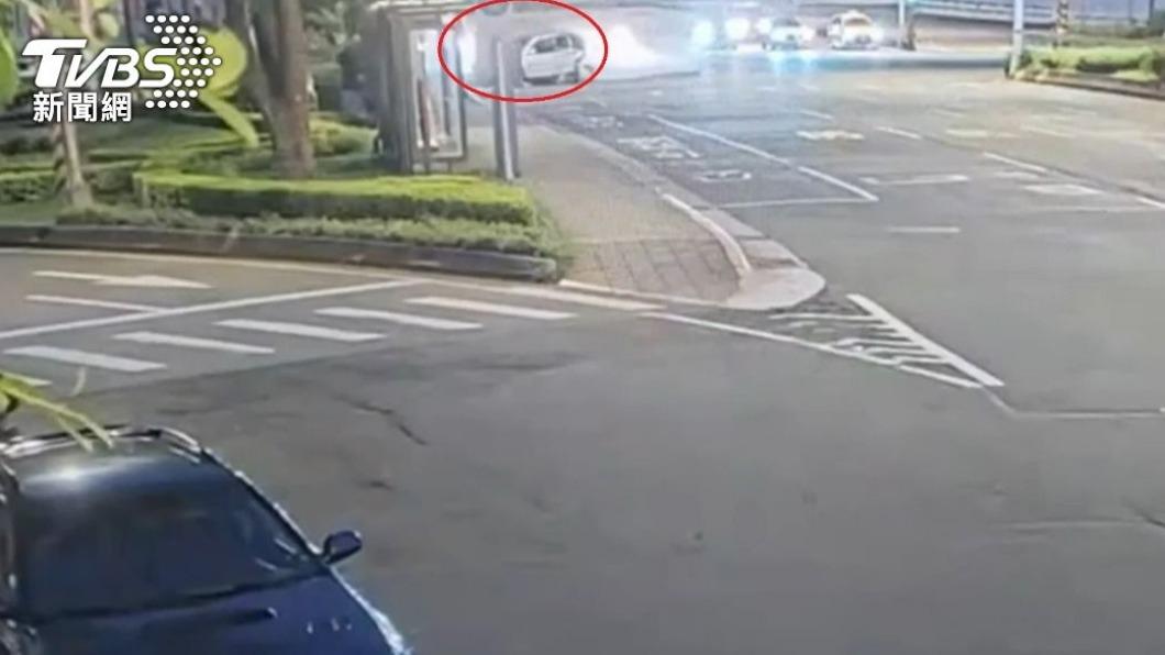 監視器拍下肇事過程。(圖/TVBS資料畫面)