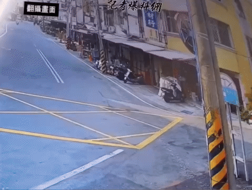 蘇男下車時竟然全裸,把救援民眾當場嚇壞愣在原地。(圖/翻攝自記者爆料網)