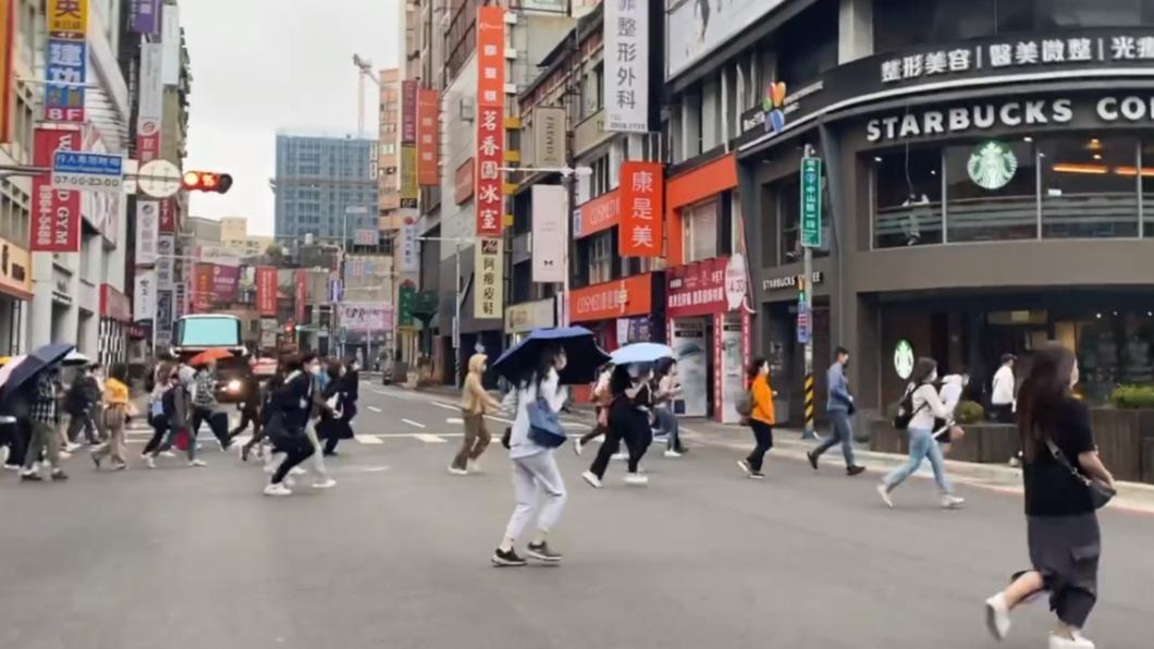 板橋上演逃難潮!網見「全員百米狂奔」嚇歪:要跟著跑嗎?