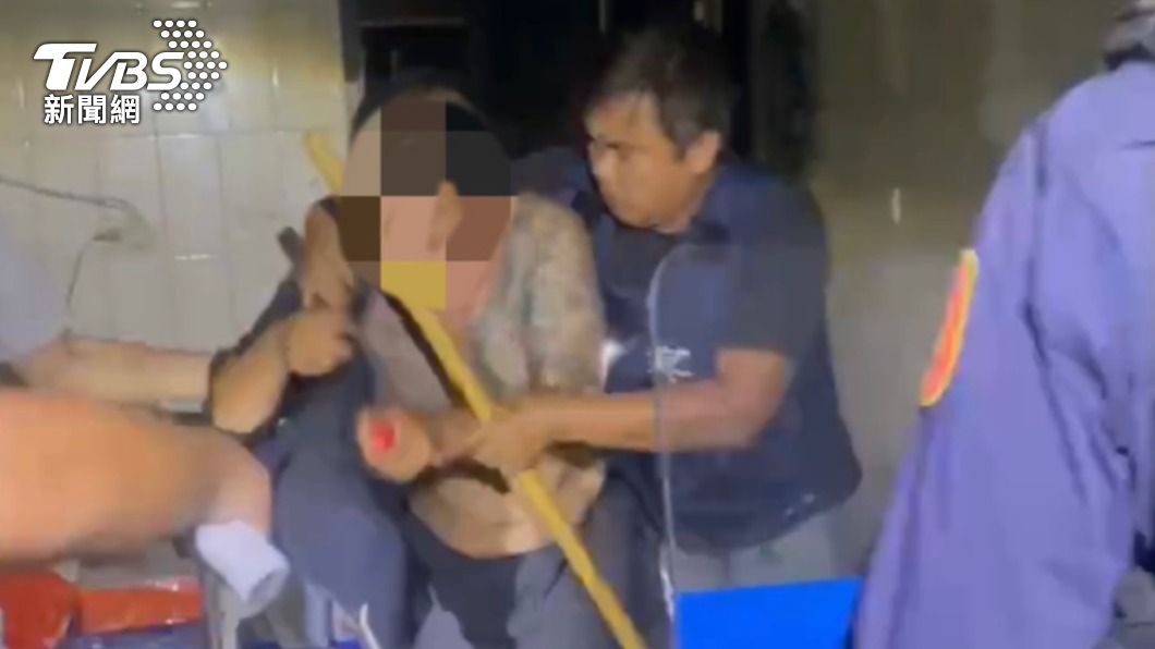 警方手持盾牌及齊眉棍將余男逮捕。(圖/TVBS)