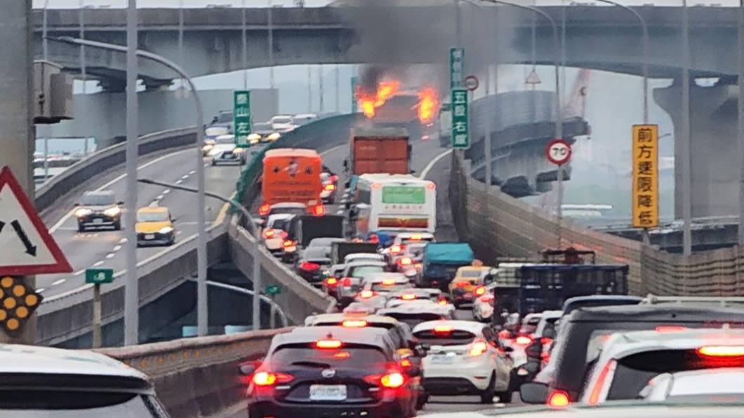 快訊/台65線火燒車「烈焰竄天」!2線道全面封閉 下班車潮塞爆