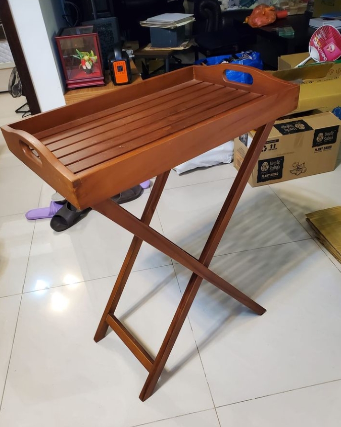 原PO到二手社團轉賣該餐具輔助摺疊桌。(圖/翻攝自二手家具不浪費 )