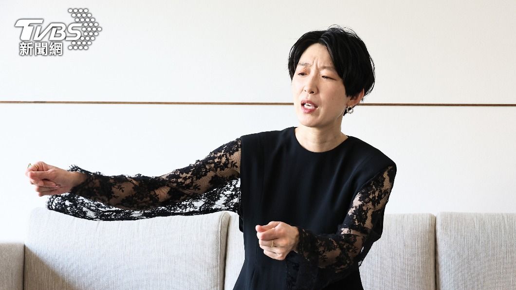江口德子重現天燈店阿姨要她「拿著!」的動作。(圖/張哲鳴攝)
