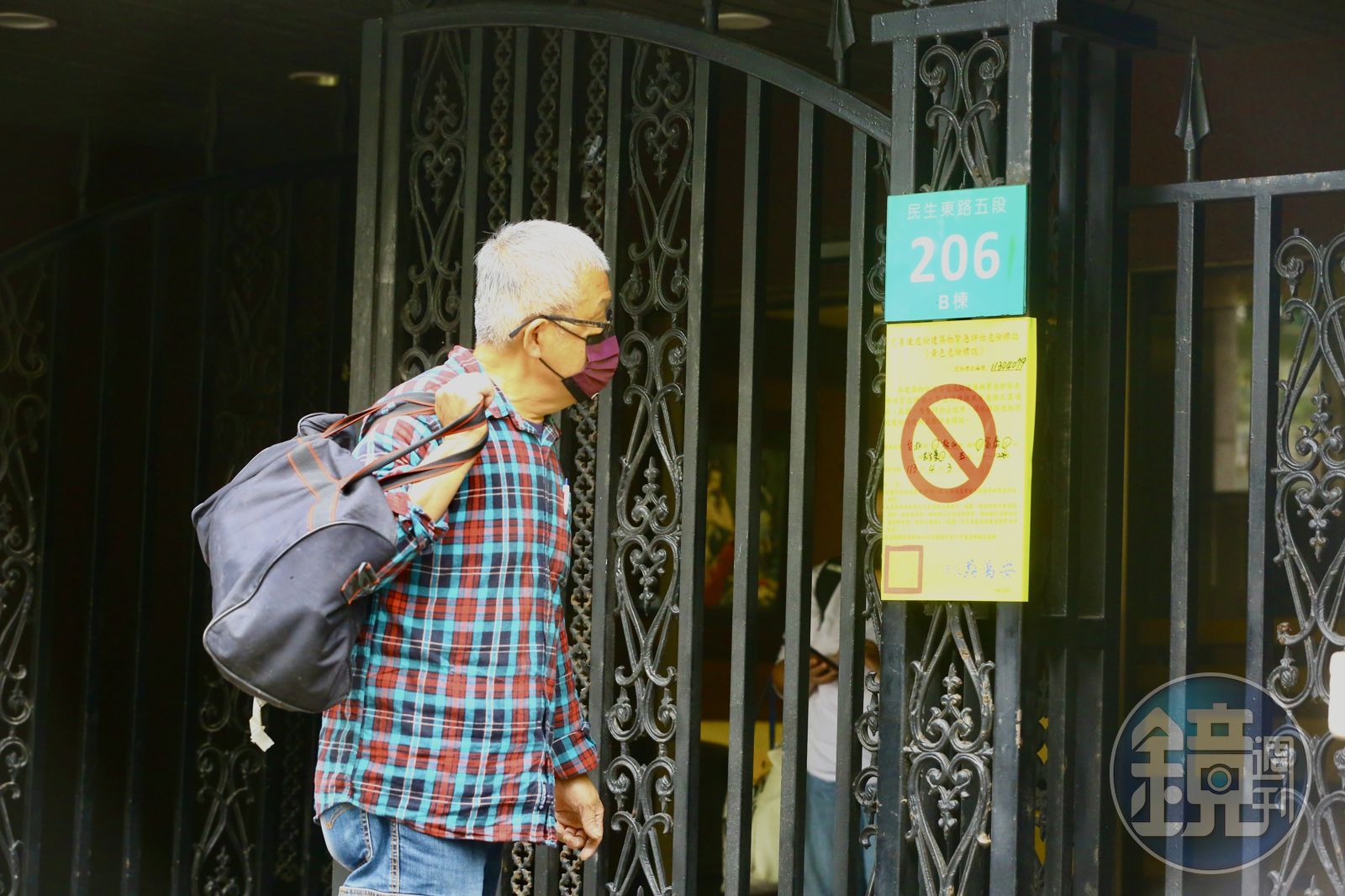 花蓮強震後,全台超過4百棟建物受損,部分被貼上黃單,需修繕補強。(圖/鏡週刊)