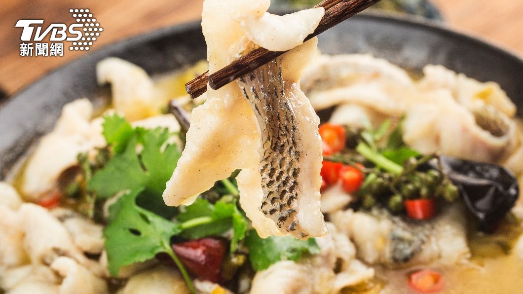 酸菜魚吃到假魚片!陸男嚼不動傻眼 店員秒喊「煮久就硬了」