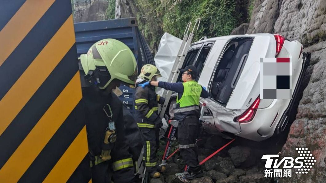 快訊/台2線大貨車翻覆再撞2車 賓士夾山壁間3傷