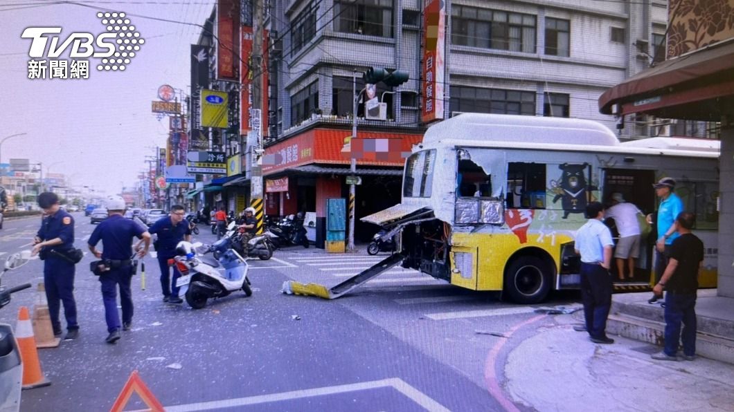 高雄貨車、客運擦撞「玻璃碎滿地」 2乘客劃傷濺血急送醫