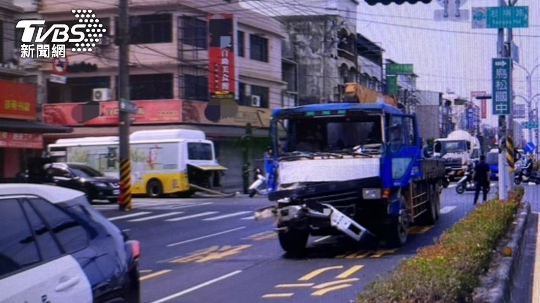 巨大撞擊力導致貨車車頭凹陷。（圖／TVBS）