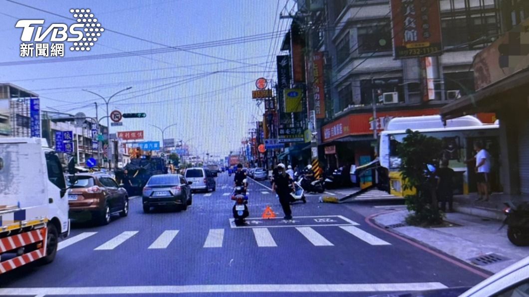 客運車尾板金受損掉落。（圖／TVBS）
