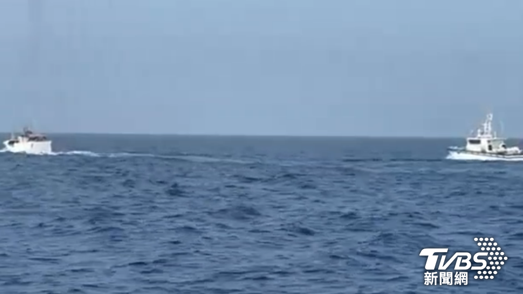 海巡艇伴護鴻興漁號航行返台。(圖/TVBS)