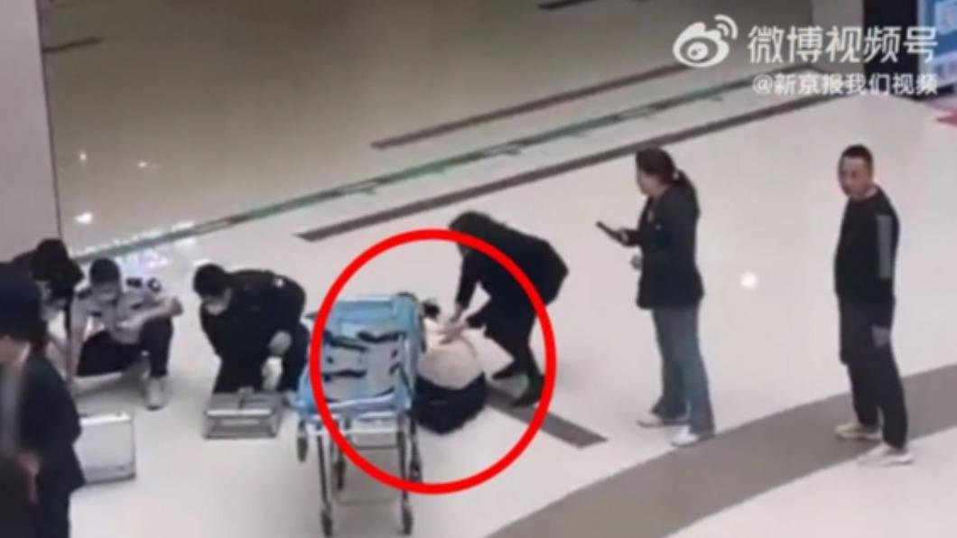 陸男童商場「4樓高速墜落」!母崩潰狂磕頭 親睹孩慘死