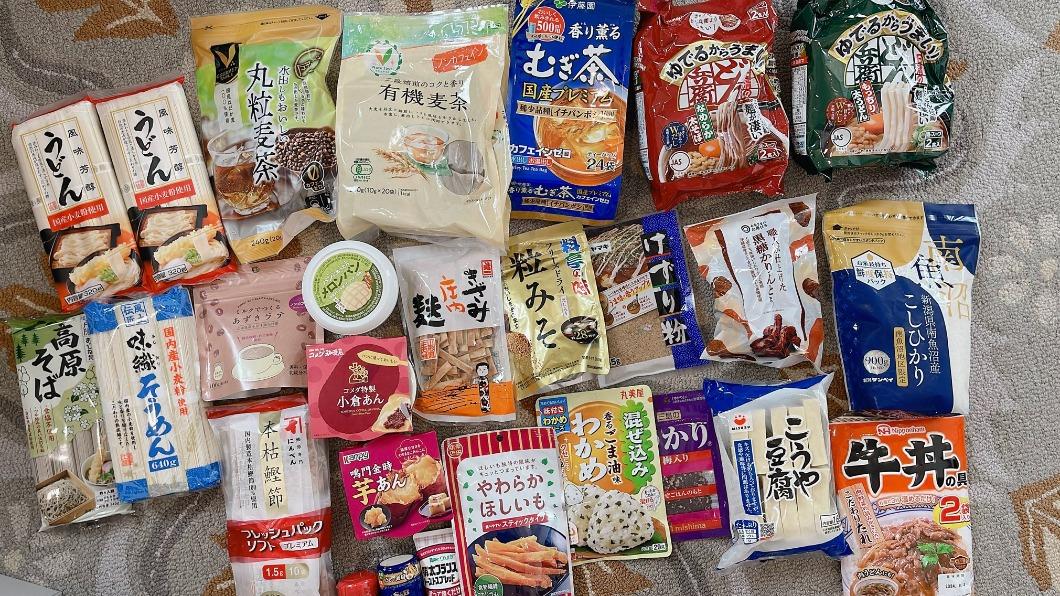 RINA也大量採買日本食材,包括味噌、豆腐、蕎麥麵等。(圖/翻攝自@r_in_uk推特)