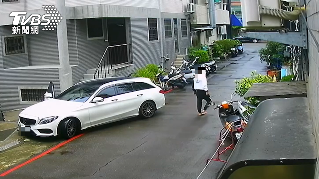 「賓士乾哥」載她買汽油!男友不滿頻挑釁 悍女友潑油點火