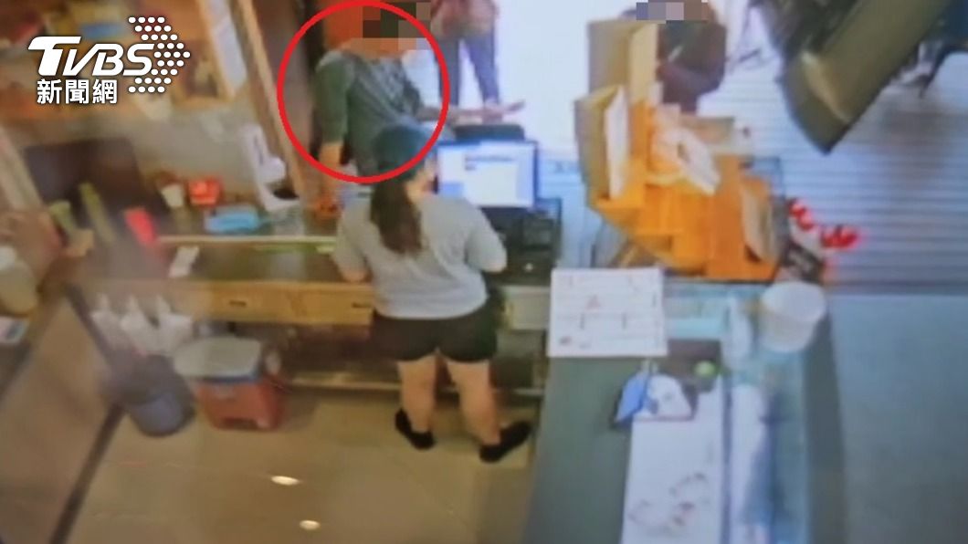 李男當時帶一名長髮女子買早餐。(圖/TVBS)