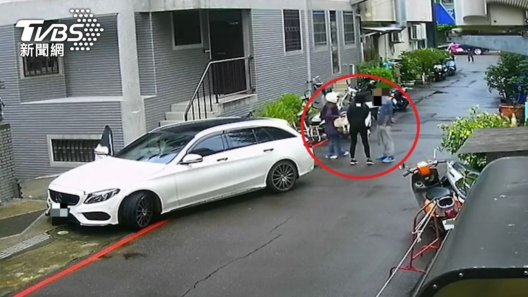 潑汽油爆情感糾葛?女友坐乾哥賓士 男友帶長髮女吃早餐