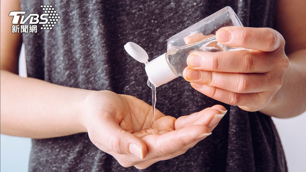 新冠疫情期間,美國FDA發現使用甲醇而非經批准的乙醇所製成的乾洗手液數量暴增。(示意圖/達志影像shutterstock)