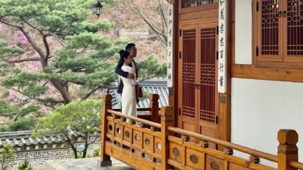 汪小菲旅行期間甜蜜緊擁Mandy。（圖／翻攝自汪小菲臉書）