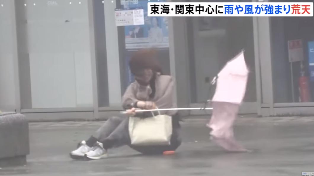 東京等地狂風暴雨交通大亂 富士山雨下不停現恐怖「雪泥流」