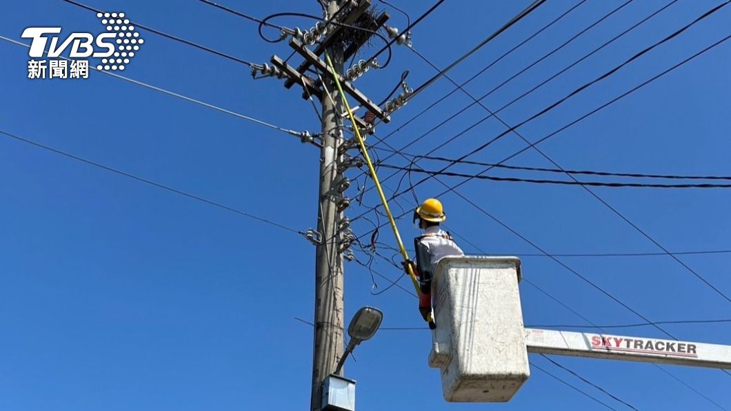 台電高雄區處穿戴好絕緣手套、肩套、絕緣鞋、面罩,手持操作棒,小心翼翼拆除尚未成形的喜鵲鳥巢。(圖/TVBS)