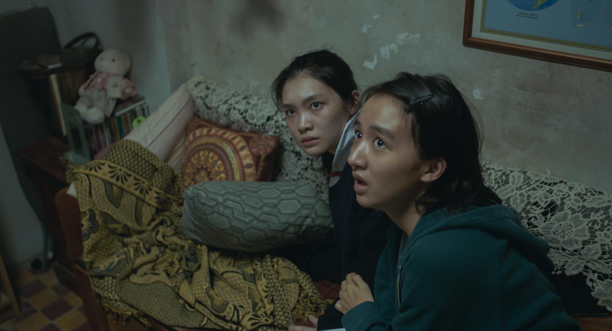 謝咏欣(左)在片中與吳慷仁上演父女肢體衝突戲,右為飾演妹妹的許恩怡。(圖/甲上提供)