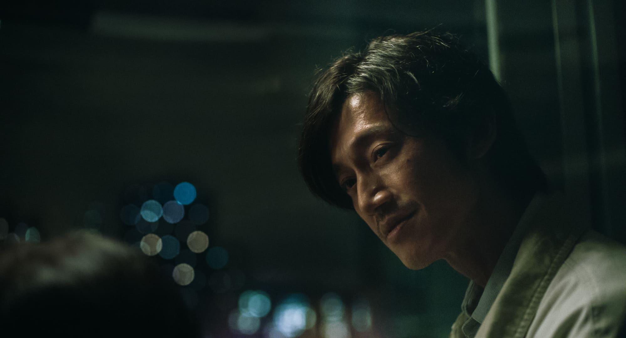 吳慷仁在《但願人長久》中成為父親,希望讓妻女過好生活卻事與願違。(圖/甲上提供)