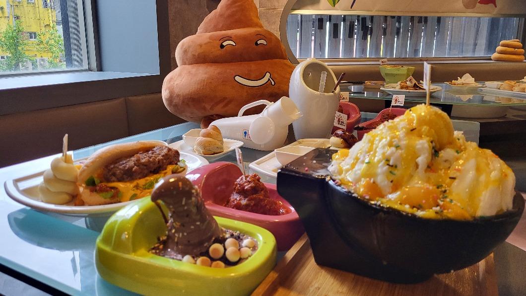 便所餐廳重現經典大便造型料理。(圖/業者提供)