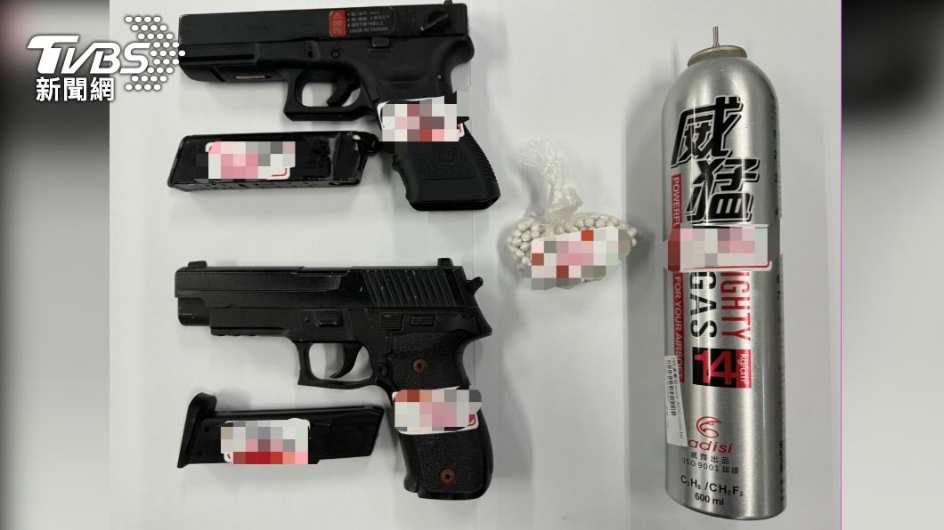 警方同時起獲2枝空氣槍,1枝為彈簧槍、1枝為瓦斯槍。(圖/TVBS)