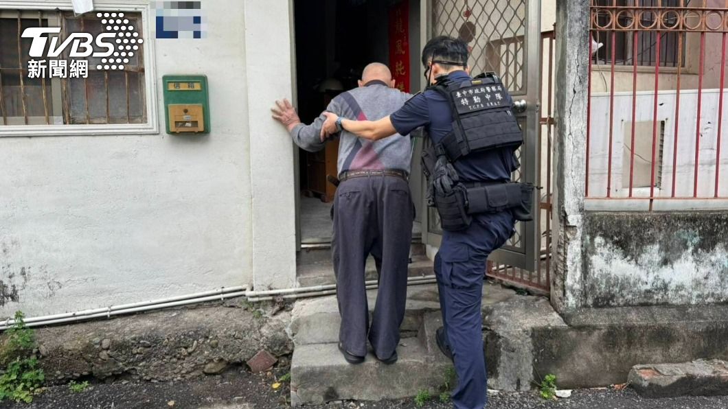 今日不破門!八旬拐杖翁看病捨不得搭車 特勤暖警扶回家