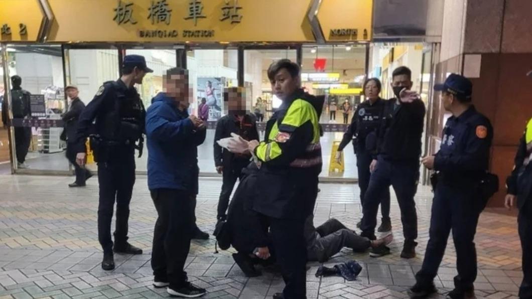 板橋火車站「通緝男」不滿盤查　掏美工刀刺傷員警右胸30公分