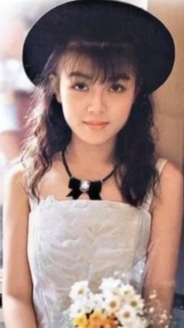 苗可麗於臉書曬出自己18歲時的美照。（圖／翻攝自苗可麗臉書）