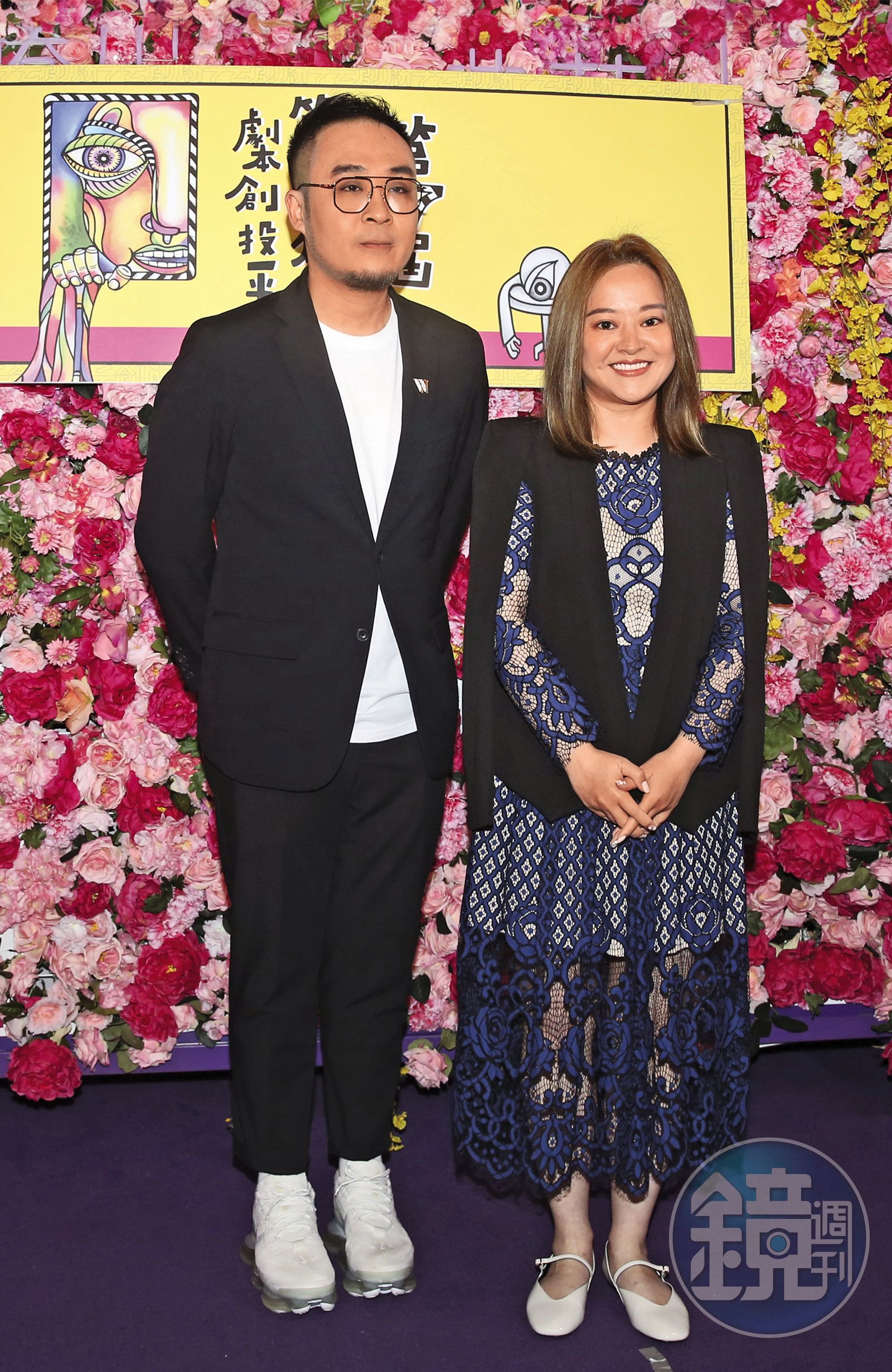 何嘉文(右)3月以行銷公司董事長身分與合夥人出席劇本創投春酒。(圖/鏡週刊)