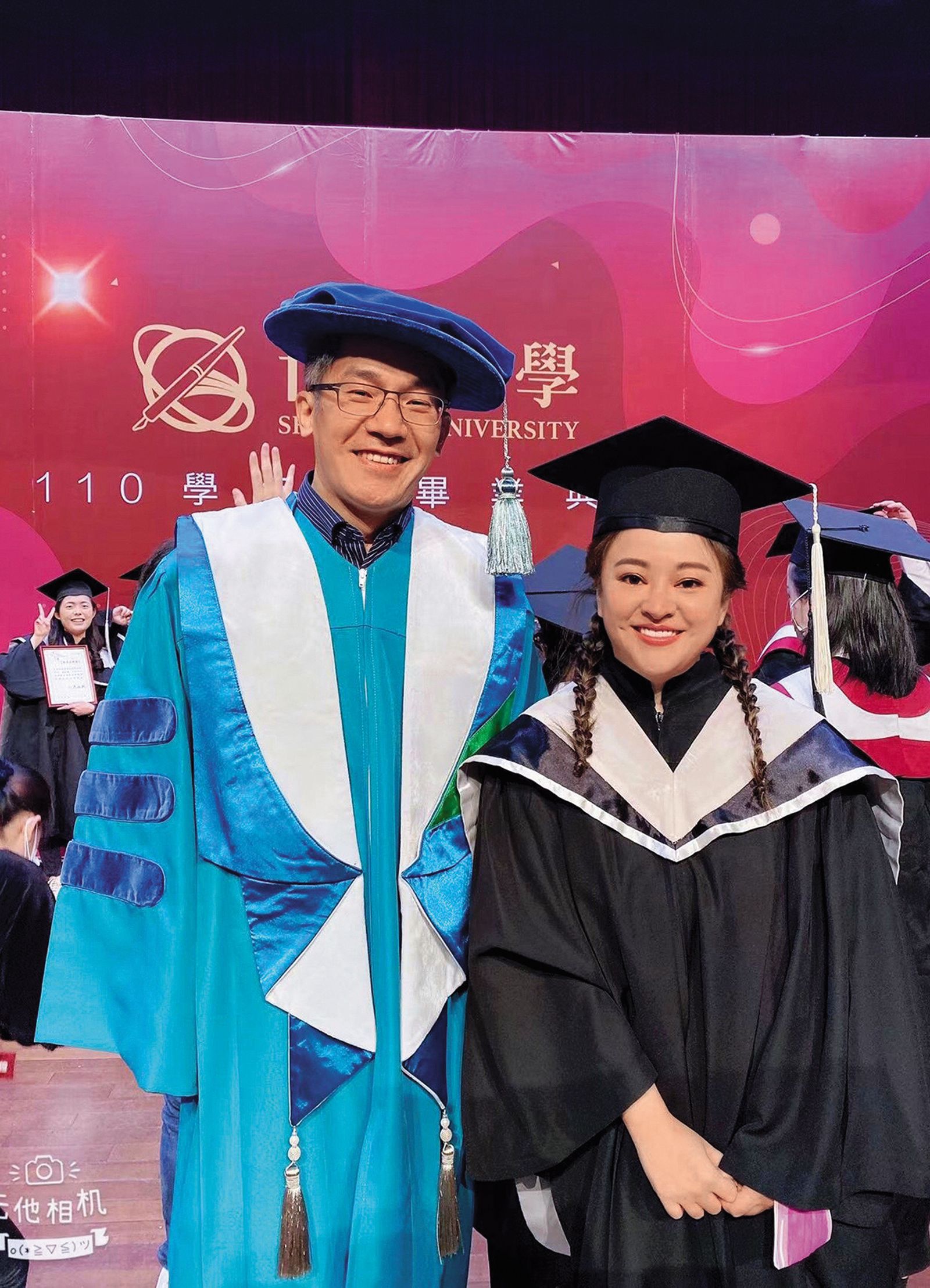 何嘉文(右)除了藝人身分與多項副業外,還特地進修,去年從世新公廣碩士班畢業。左為副院長賴正能。(圖/何嘉文提供)